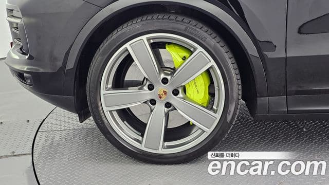 Porsche Cayenne 2020 — ფოტო 5/20