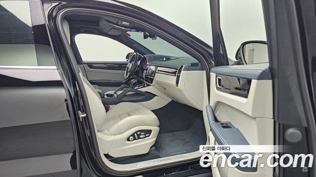 Porsche Cayenne 2020 — ფოტო 11/20