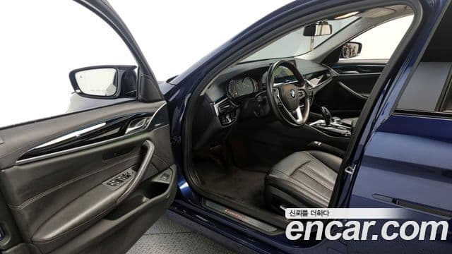BMW 5 Series 2018 — Фото 11/20