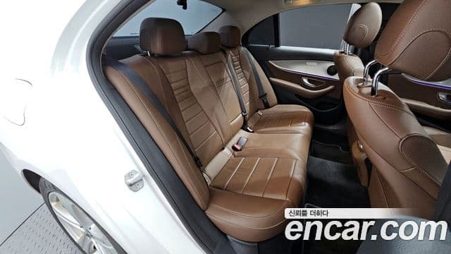 Mercedes-Benz E-Class 2018 — Şəkil 19/20