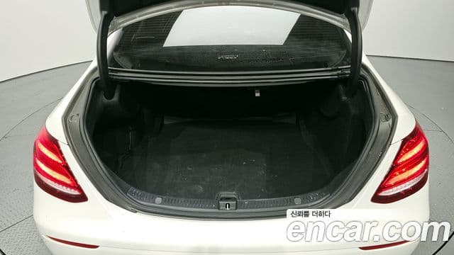 Mercedes-Benz E-Class 2018 — Şəkil 14/20