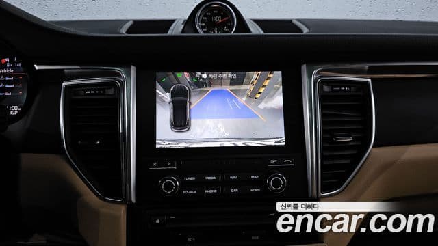 Porsche Macan 2018 — ფოტო 15/20