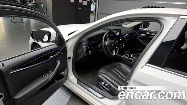 BMW 5 Series 2018 — Şəkil 11/20