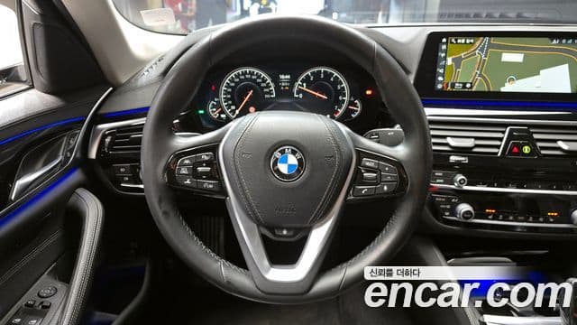 BMW 5 Series 2018 — Şəkil 13/20