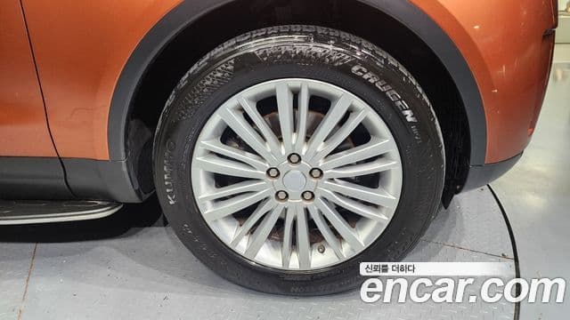 Land Rover Discovery 5 2018 — ფოტო 5/20