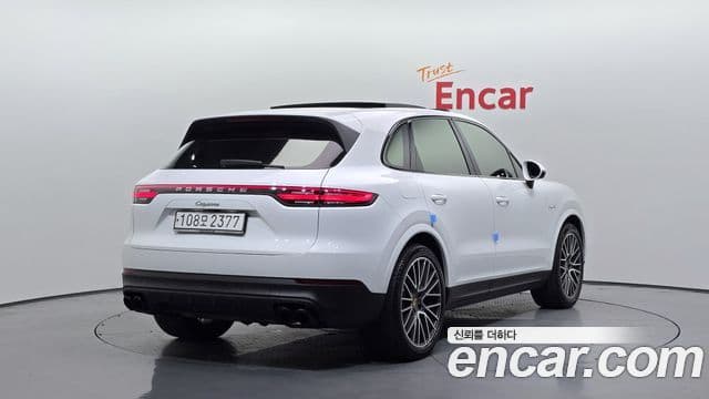 Porsche Cayenne 2020 — ფოტო 2/20