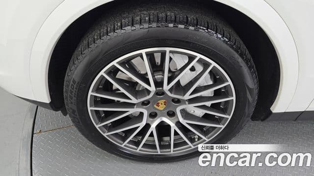 Porsche Cayenne 2020 — ფოტო 5/20