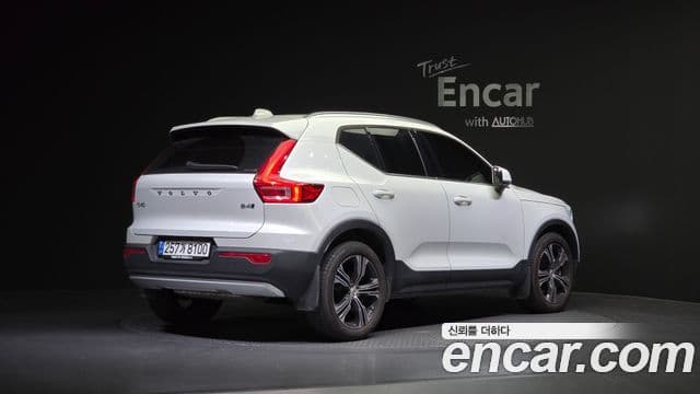 Volvo XC40 2021 — ფოტო 2/20