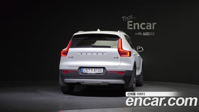 Volvo XC40 2021 — ფოტო 4/20