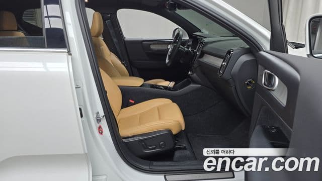 Volvo XC40 2021 — ფოტო 11/20