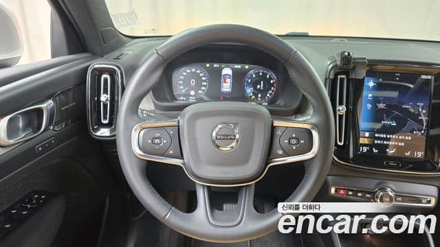 Volvo XC40 2021 — ფოტო 13/20