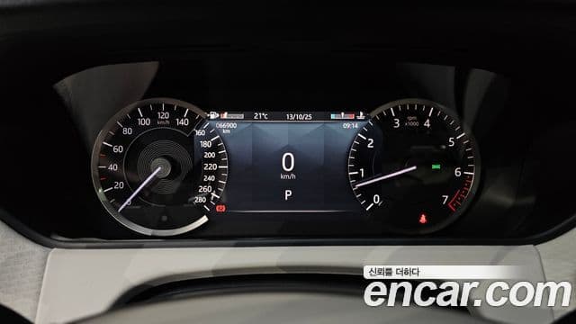Land Rover Range Rover Velar 2023 — ფოტო 7/20
