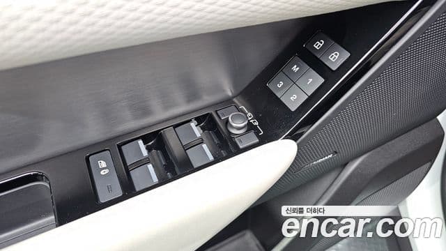 Land Rover Range Rover Velar 2023 — Şəkil 12/20