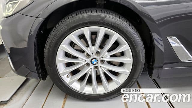 BMW 5 Series 2020 — Photo 14/20
