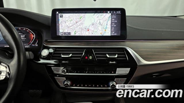 BMW 5 Series 2020 — Photo 13/20