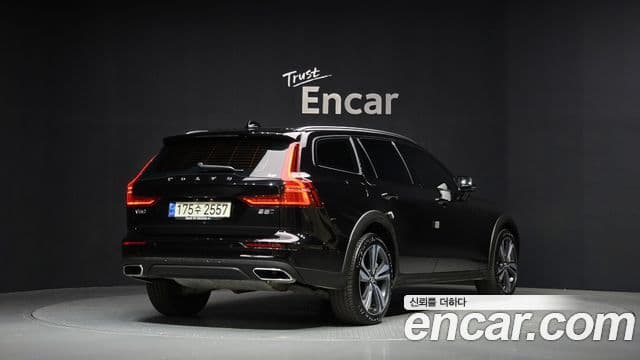 Volvo V60 Cross Country 2021 — Фото 1/20