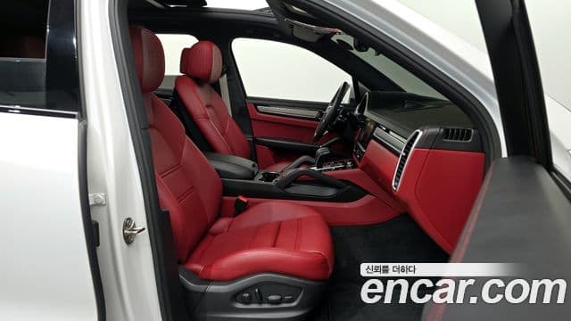 Porsche Cayenne 2023 — Photo 8/20