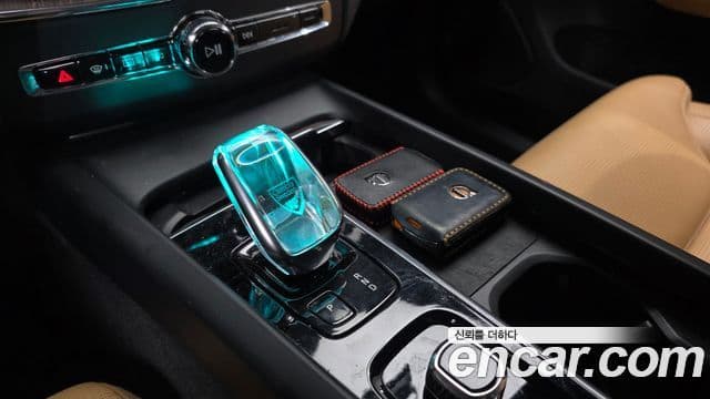 Volvo XC60 2021 — Şəkil 9/20