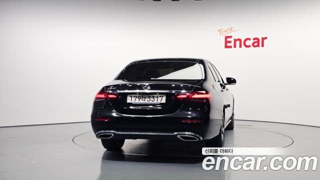 Mercedes-Benz E-Class 2021 — ფოტო 4/20