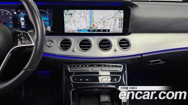 Mercedes-Benz E-Class 2021 — ფოტო 15/20