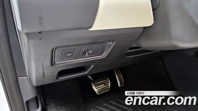 Land Rover Discovery 5 2021 — Photo 8/20