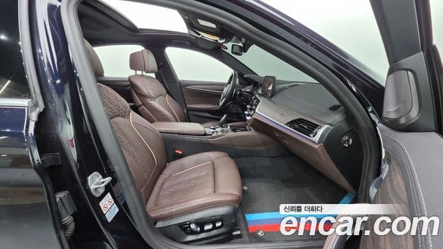 BMW 5 Series 2021 — фото 10 из 20