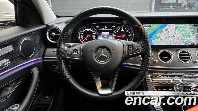 Mercedes-Benz E-Class 2018 — ფოტო 13/20