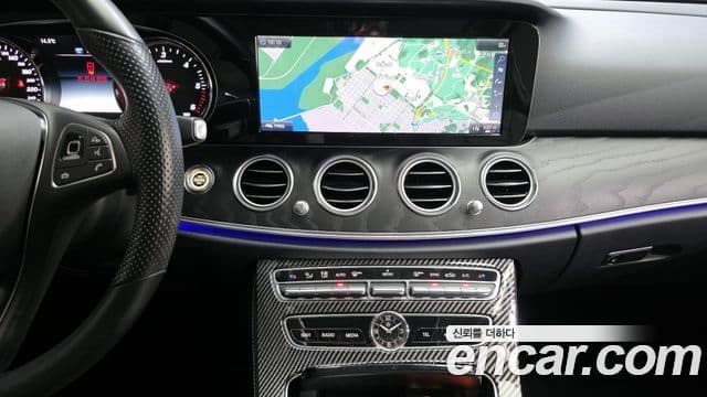 Mercedes-Benz E-Class 2018 — ფოტო 17/20
