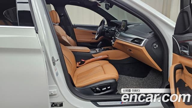 BMW 5 Series 2023 — фото 10 из 20