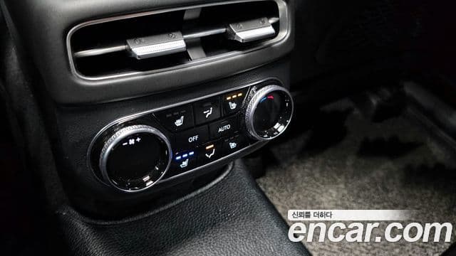 Genesis GV70 2023 — ფოტო 17/20