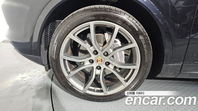 Porsche Cayenne 2021 — Photo 8/20