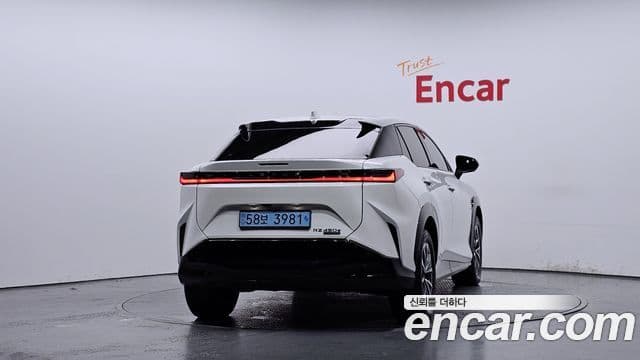 Lexus RZ450e 2023 — ფოტო 16/20