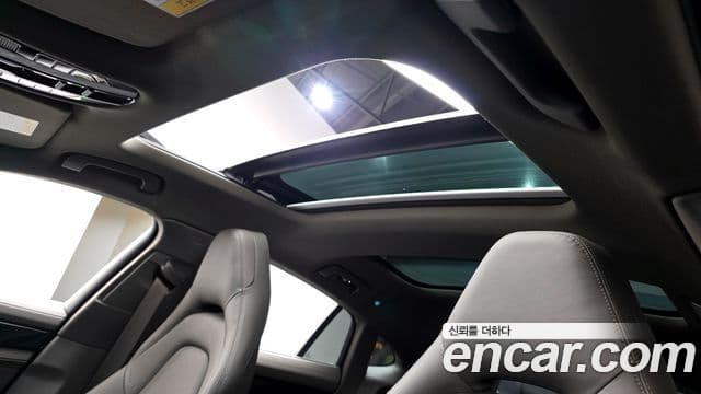 Porsche Panamera 2018 — ფოტო 18/20