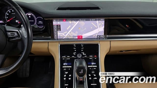 Porsche Panamera 2021 — ფოტო 17/20