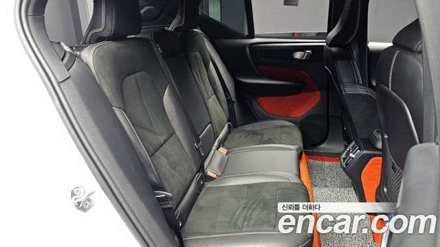 Volvo XC40 2020 — Şəkil 12/19