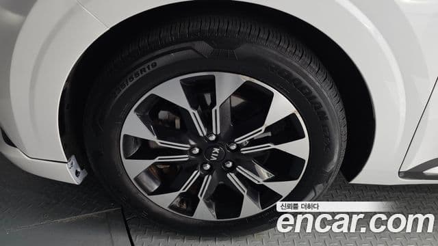 Kia Carnival 2021 — Фото 5/20