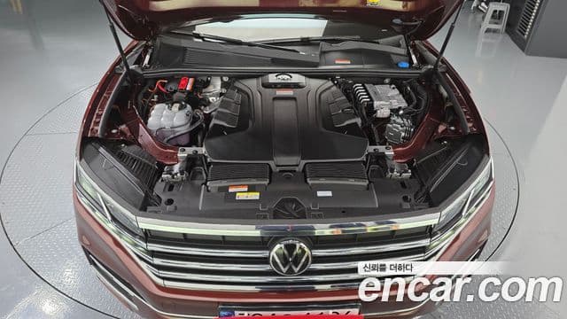 Volkswagen Touareg 2023 — ფოტო 6/20
