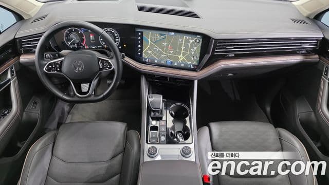 Volkswagen Touareg 2023 — ფოტო 7/20