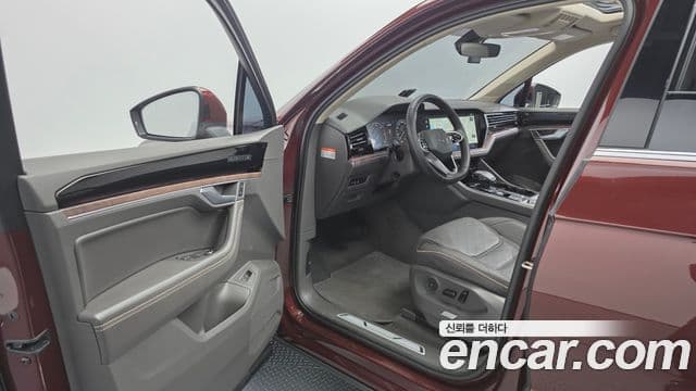 Volkswagen Touareg 2023 — ფოტო 10/20
