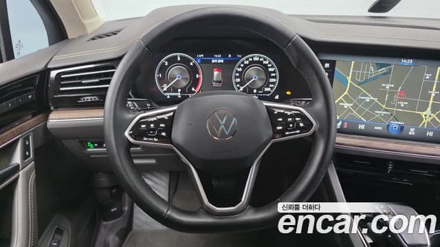Volkswagen Touareg 2023 — ფოტო 13/20