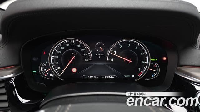 BMW 5 Series 2018 — Şəkil 8/20