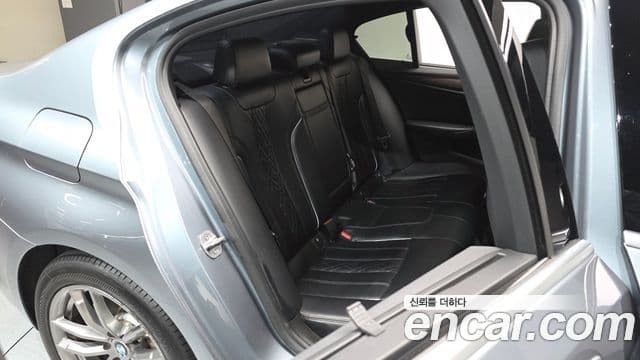 BMW 5 Series 2018 — Şəkil 11/20
