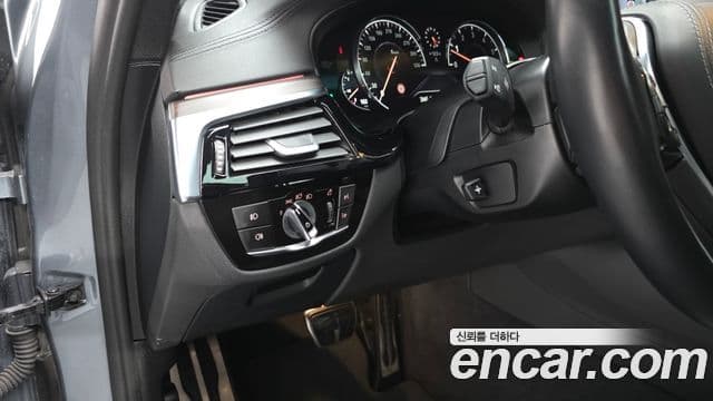 BMW 5 Series 2018 — Şəkil 13/20