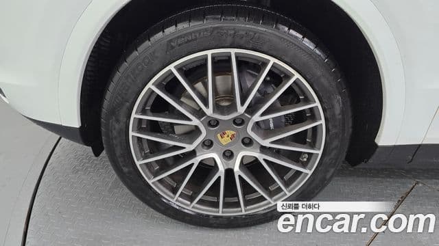 Porsche Cayenne 2020 — ფოტო 5/20