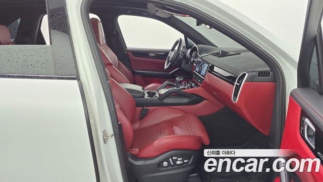 Porsche Cayenne 2020 — ფოტო 11/20