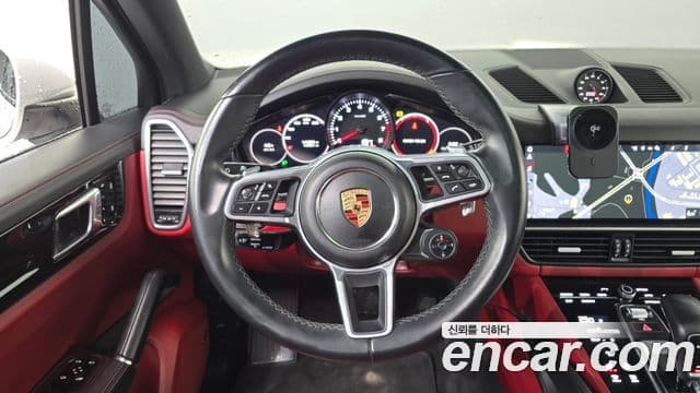Porsche Cayenne 2020 — ფოტო 13/20