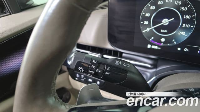 Kia Carnival 2021 — ფოტო 17/20