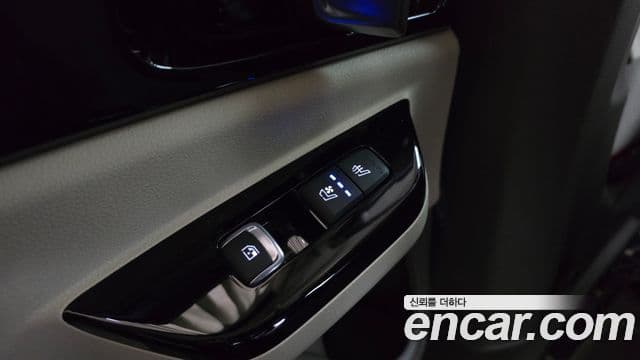Kia Carnival 2021 — ფოტო 18/20