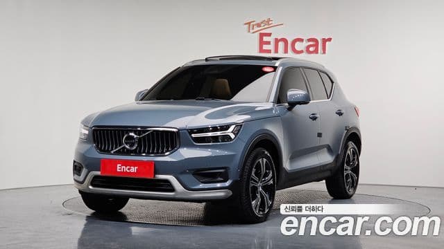 Volvo XC40 2022 — ფოტო 1/20