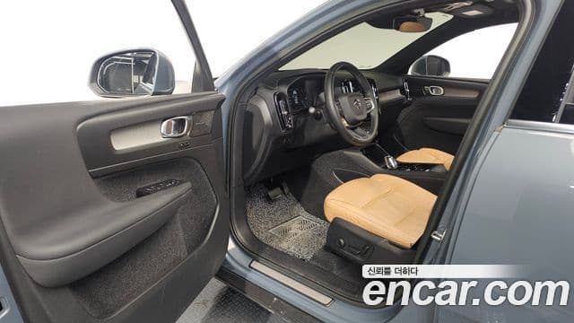 Volvo XC40 2022 — ფოტო 10/20